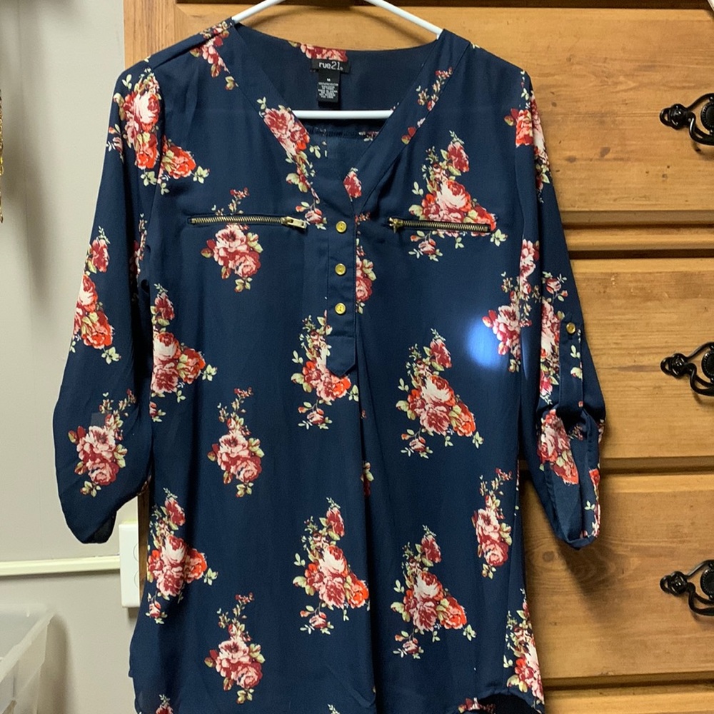 Floral flowy 3/4 sleeve top